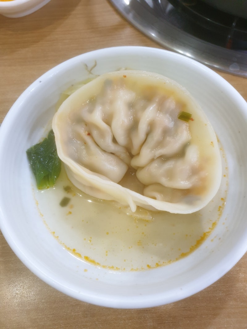 맑은 국물에 담긴 왕만두