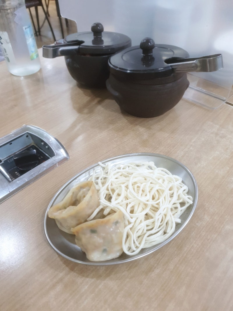 만두전골과 함께 나온 칼국수 사리